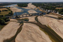Most s piesočnat&yacute;mi brehmi ramena rieky Loire. FOTO: Reuters