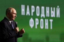 Rusk&yacute; prezident Vladimir Putin sa z&uacute;častňuje f&oacute;ra &bdquo;V&scaron;etko pre v&iacute;ťazstvo&ldquo;, ktor&eacute; organizuje Ľudov&yacute; front v Moskve. FOTO: Reuters