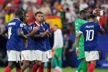Franc&uacute;zski hr&aacute;či po z&aacute;pase semifin&aacute;le Franc&uacute;zsko - &Scaron;panielsko na MS 2026 vo futbale v americkom Arlingtone. FOTO: TASR/AP