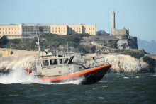 Pos&aacute;dka pobrežnej str&aacute;že USA prech&aacute;dza okolo ostrova Alcatraz neďaleko miesta nehody pont&oacute;nov&eacute;ho člna. FOTO: TASR/AP