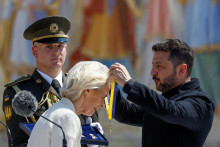Ukrajinsk&yacute; prezident Volodymyr Zelenskij udeľuje predsedn&iacute;čke Eur&oacute;pskej komisie Ursule von der Leyenovej Rad Eur&oacute;py. FOTO: Reuters