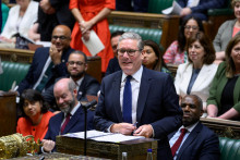 Odch&aacute;dzaj&uacute;ci britsk&yacute; premi&eacute;r Keir Starmer. FOTO: Reuters