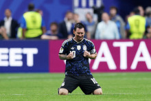 Lionel Messi oslavuje po z&aacute;pase. FOTO: Reuters