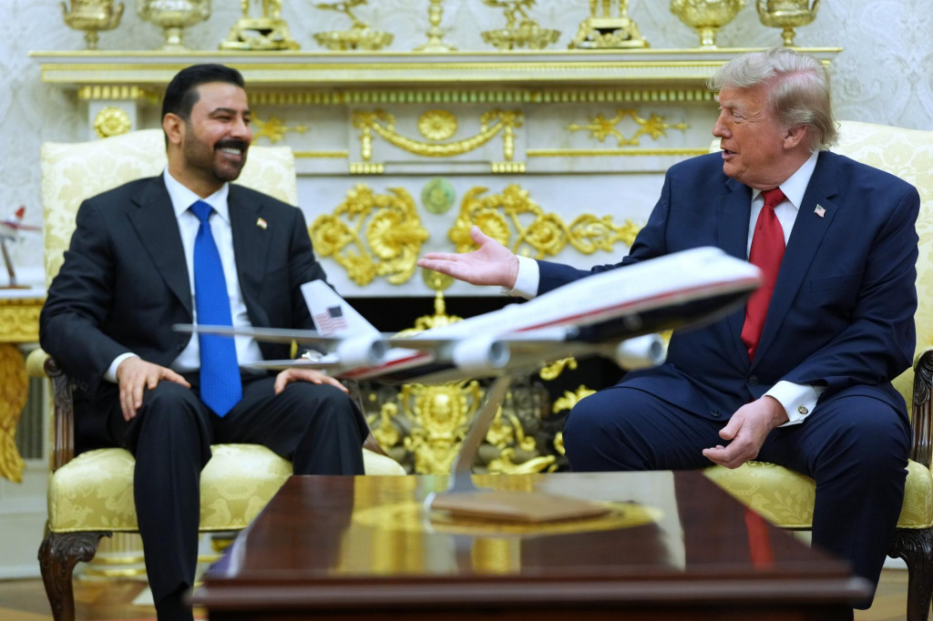 Americk&yacute; prezident Donald Trump (vpravo) a irack&yacute; premi&eacute;r Al&iacute; az-Zajd&iacute; diskutuj&uacute; v Bielom dome vo Washingtone v utorok 14. j&uacute;la 2026. FOTO: TASR/AP