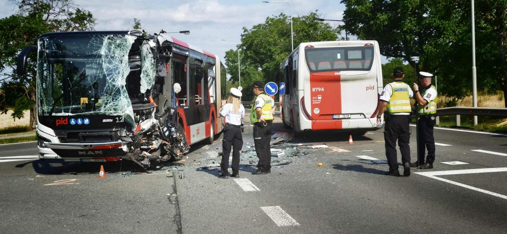 Neďaleko Prahy sa zrazili dva autobusy. FOTO: X/Policie ČR