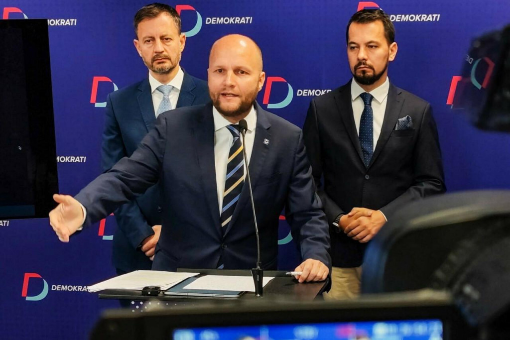 Na sn&iacute;mke predseda Demokratov Jaroslav Naď, expremi&eacute;r Eduard Heger a Juraj &Scaron;eliga. FOTO: HN/Tom&aacute;&scaron; Susko