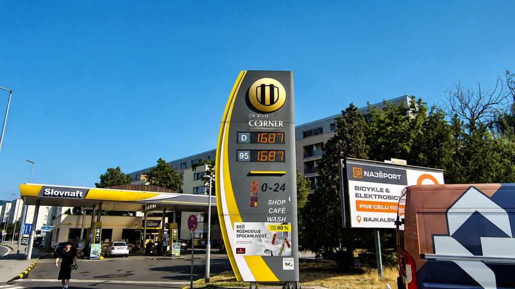 Aktu&aacute;lne ceny na pump&aacute;ch s&uacute; vz&aacute;cne vyrovnan&eacute;. Sn&iacute;mka je z Bajkalskej ulice v Bratislave.

FOTO: HN