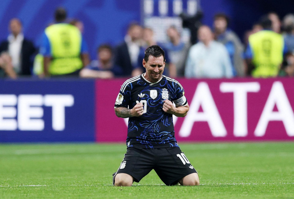 Lionel Messi oslavuje po z&aacute;pase. FOTO: Reuters