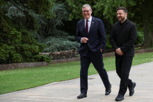 Brtisk&yacute; premi&eacute;r Keir Starmer and ukrajinsk&yacute; prezident Volodymyr Zelenskyj. FOTO: REUTERS