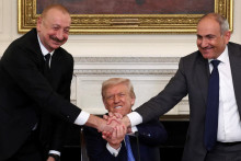 Americk&yacute; prezident Donald Trump, azerbajdžansk&yacute; prezident Ilham Alijev a arm&eacute;nsk&yacute; premi&eacute;r Nikol Pa&scaron;injan počas trojstrann&eacute;ho podpisovania zml&uacute;v. FOTO: Reuters
