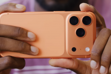 Minul&aacute; gener&aacute;cia bola mimoriadne &uacute;spe&scaron;n&aacute; aj vďaka nov&yacute;m typom smartf&oacute;nov. FOTO: YouTube/Marques Brownlee