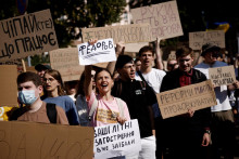 Ľudia protestuj&uacute; proti rozhodnutiu ukrajinsk&eacute;ho prezidenta Volodymyra Zelensk&eacute;ho nahradiť Mychajla Fedorova na poste ministra obrany. FOTO: Reuters