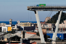 Na arch&iacute;vnej sn&iacute;mke z 15. augusta 2018 n&aacute;kladn&eacute; vozidlo stoj&iacute; na zr&uacute;tenom moste v talianskom Janove. FOTO: TASR/AP