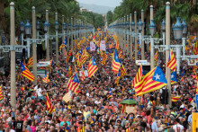 Ľudia držia katal&aacute;nske separatistick&eacute; vlajky počas demon&scaron;tr&aacute;cie v katal&aacute;nsky n&aacute;rodn&yacute; deň &bdquo;La Diada&ldquo; v Barcelone (11. septembra). FOTO: Reuters
