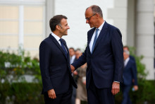 Nemeck&yacute; kancel&aacute;r Friedrich Merz a franc&uacute;zsky prezident Emmanuel Macron. FOTO: Reuters