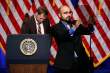 Gabriel Perez upravuje č&iacute;tacie zariadenie predt&yacute;m, ako americk&yacute; prezident Donald Trump prednesie prejav. FOTO: REUTERS