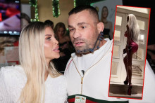 Karlos sa stret&aacute;va s vernou k&oacute;piou jeho manželky Lely.