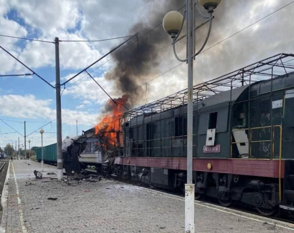 Rusi &uacute;točia prevažne na dieselov&eacute; lokomot&iacute;vy. Ich likvid&aacute;cia spolu s &uacute;tokmi na trakčn&eacute; nap&aacute;jacie stanice železn&iacute;c m&aacute; takisto čo najviac obmedziť logistiku. FOTO TASR/AP