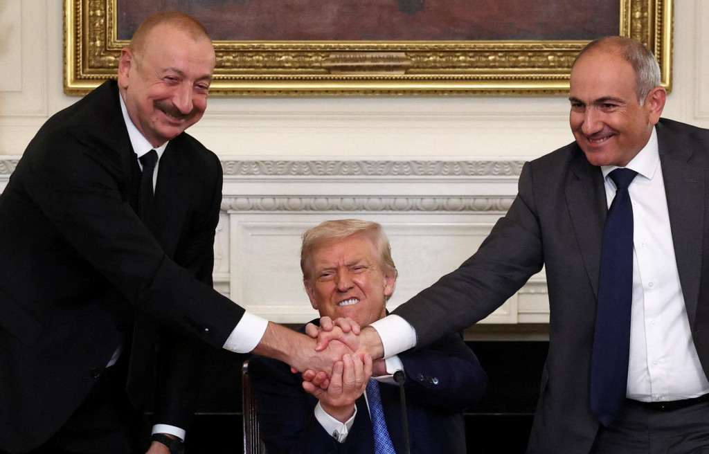Americk&yacute; prezident Donald Trump, azerbajdžansk&yacute; prezident Ilham Alijev a arm&eacute;nsk&yacute; premi&eacute;r Nikol Pa&scaron;injan počas trojstrann&eacute;ho podpisovania zml&uacute;v. FOTO: Reuters