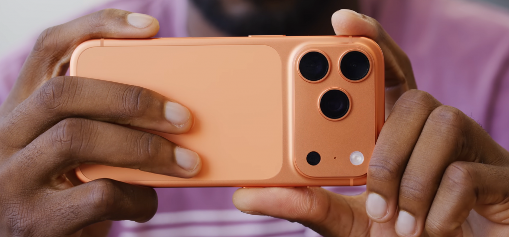 Minul&aacute; gener&aacute;cia bola mimoriadne &uacute;spe&scaron;n&aacute; aj vďaka nov&yacute;m typom smartf&oacute;nov. FOTO: YouTube/Marques Brownlee