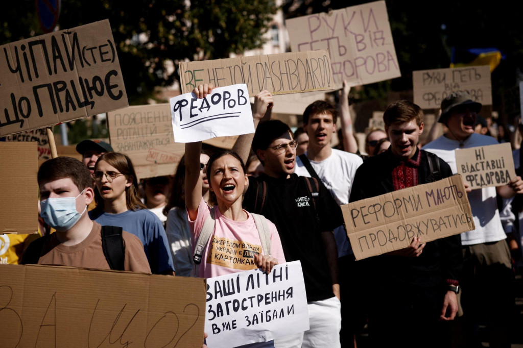 Ľudia protestuj&uacute; proti rozhodnutiu ukrajinsk&eacute;ho prezidenta Volodymyra Zelensk&eacute;ho nahradiť Mychajla Fedorova na poste ministra obrany. FOTO: Reuters