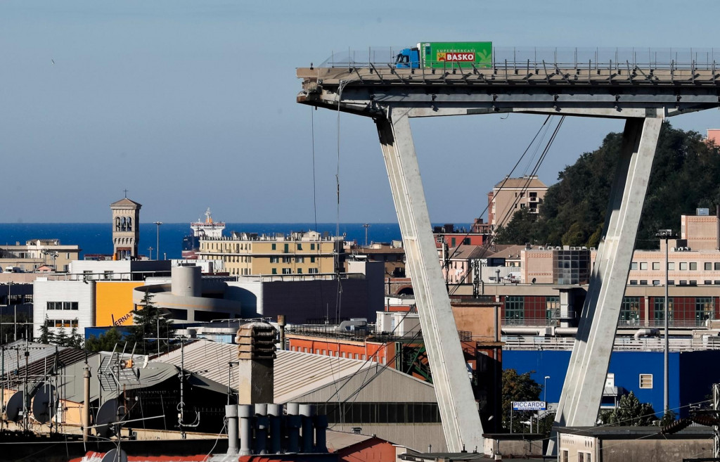 Na arch&iacute;vnej sn&iacute;mke z 15. augusta 2018 n&aacute;kladn&eacute; vozidlo stoj&iacute; na zr&uacute;tenom moste v talianskom Janove. FOTO: TASR/AP