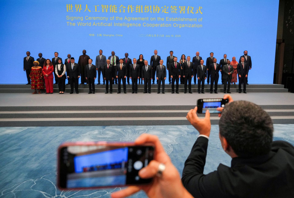 Signat&aacute;ri vr&aacute;tane č&iacute;nskeho ministra zahraničn&yacute;ch vec&iacute; Wanga I p&oacute;zuj&uacute; na spoločnej fotografii s gener&aacute;lnym tajomn&iacute;kom OSN Ant&oacute;niom Guterresom po podpise dohody. FOTO: Reuters