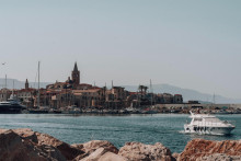 Alghero predstavuje pr&iacute;jemn&yacute; kontrast k luxusn&yacute;m letovisk&aacute;m Costa Smeraldy. FOTO: Unsplash/Eugene Chystiakov