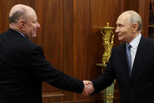 Rusk&yacute; prezident Vladimir Putin si pod&aacute;va ruku s prezidentom a predsedom predstavenstva spoločnosti Norilsk Nickel Vladimirom Potaninom. FOTO: REUTERS
