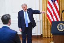 Americk&yacute; prezident Donald Trump po jeho prejave k n&aacute;rodu v Bielom dome. FOTO: TASR/AP