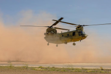 Americk&yacute; arm&aacute;dny vrtuľn&iacute;k CH-47 Chinook počas cvičn&eacute;ho letu na Bl&iacute;zkom v&yacute;chode. Chinook je najr&yacute;chlej&scaron;&iacute; a najťaž&scaron;&iacute; transportn&yacute; vrtuľn&iacute;k vo v&yacute;zbroji americkej arm&aacute;dy. FOTO: facebook.com/CENTCOM/