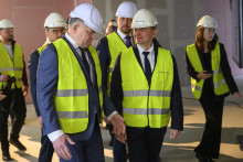 Premi&eacute;r Robert Fico (Smer-SD), spoluzakladateľ Penty Jaroslav Ha&scaron;č&aacute;k a vzadu minister zdravotn&iacute;ctva Kamil &Scaron;a&scaron;ko vo febru&aacute;ri 2026