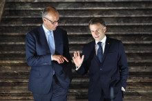 Nemeck&yacute; kancel&aacute;r Friedrich Merz (vľavo) a franc&uacute;zsky prezident Emmanuel Macron. FOTO TASR/AP

