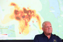 Premi&eacute;r kanadskej provincie Ontario Doug Ford informuje na tlačovej konferencii o lesn&yacute;ch požiaroch v Toronte. FOTO TASR/AP
