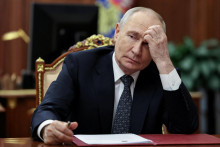 Vladimir Putin sa 20. j&uacute;la stretol s Moskvou dosaden&yacute;m gubern&aacute;torom okupovan&yacute;ch čast&iacute; ukrajinskej Z&aacute;porožskej oblasti Jevgenijom Balick&yacute;m. FOTO: Reuters/Sputnik