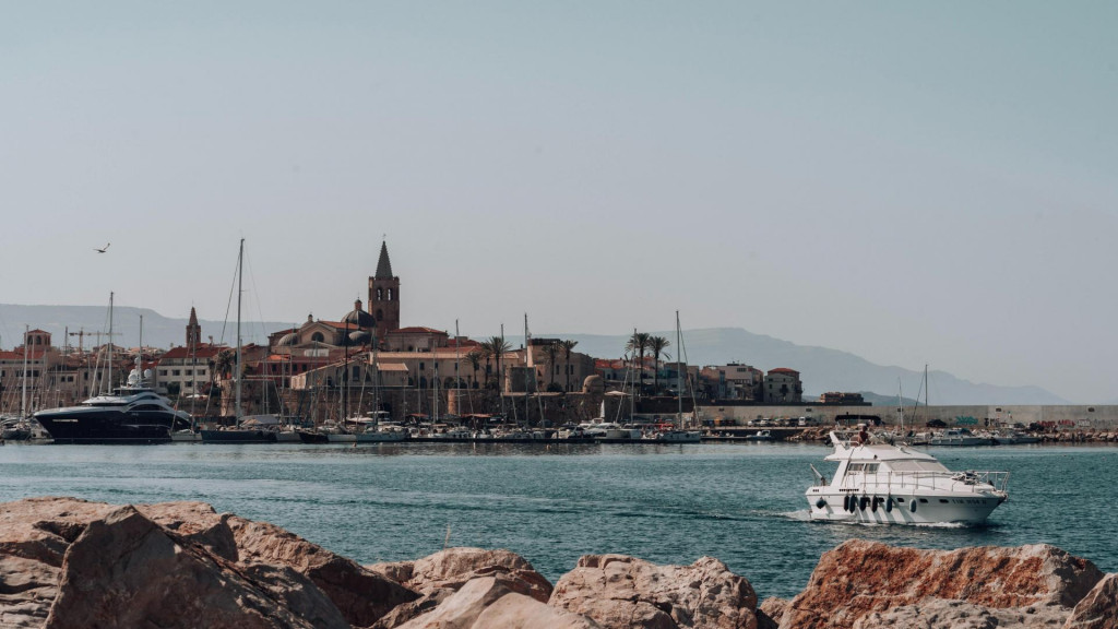 Alghero predstavuje pr&iacute;jemn&yacute; kontrast k luxusn&yacute;m letovisk&aacute;m Costa Smeraldy. FOTO: Unsplash/Eugene Chystiakov