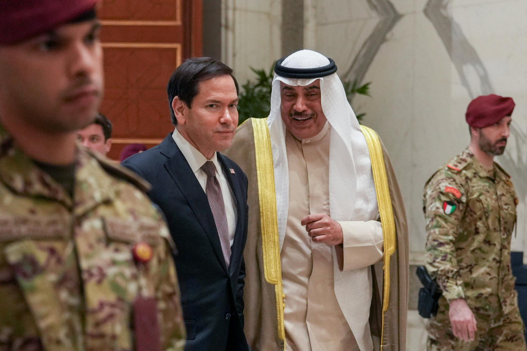 Americk&yacute; minister zahraničn&yacute;ch vec&iacute; Marco Rubio (uprostred vľavo) sa rozpr&aacute;va s kuvajtsk&yacute;m korunn&yacute;m princom Sabahom Ch&aacute;ldidom Al-Hamadom Al-Sabahom (uprostred vpravo). FOTO TASR/AP
