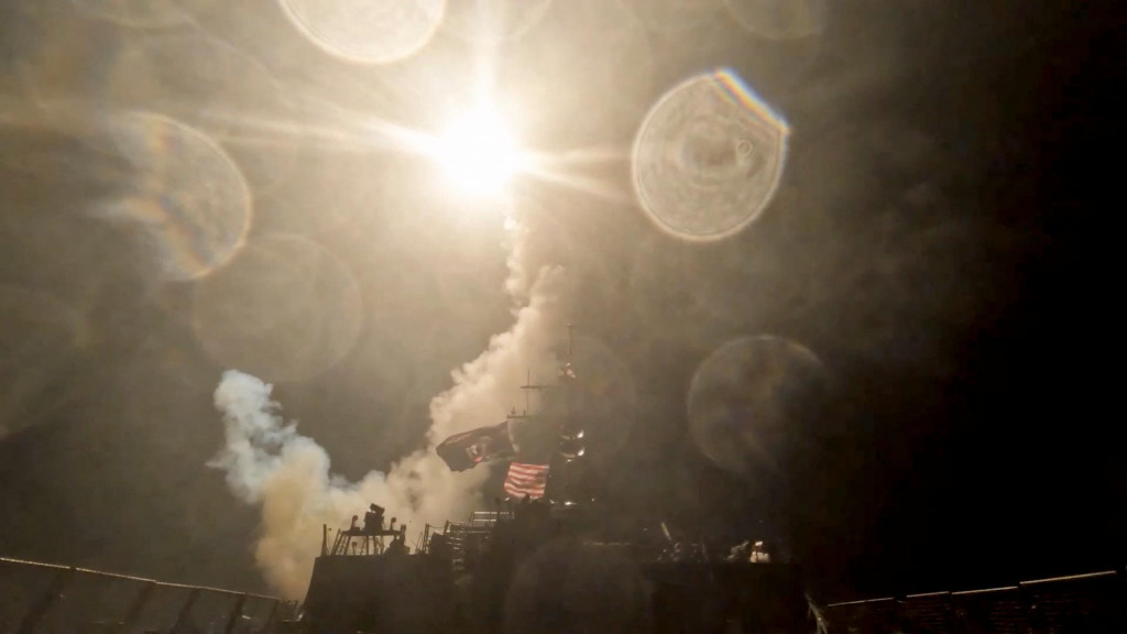 Americk&aacute; vojnov&aacute; loď odp&aacute;lila mun&iacute;ciu na nezn&aacute;mom mieste počas toho, čo americk&aacute; arm&aacute;da označuje za svoju najnov&scaron;iu vlnu &uacute;tokov na Ir&aacute;n. FOTO: Reuters/Centr&aacute;lne velenie USA