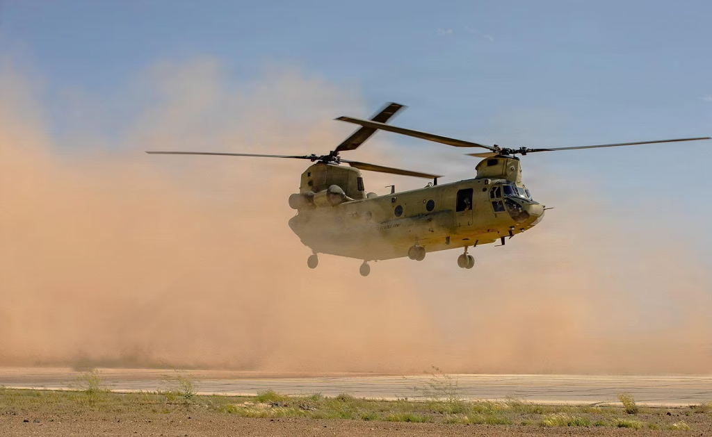 Americk&yacute; arm&aacute;dny vrtuľn&iacute;k CH-47 Chinook počas cvičn&eacute;ho letu na Bl&iacute;zkom v&yacute;chode. Chinook je najr&yacute;chlej&scaron;&iacute; a najťaž&scaron;&iacute; transportn&yacute; vrtuľn&iacute;k vo v&yacute;zbroji americkej arm&aacute;dy. FOTO: facebook.com/CENTCOM/