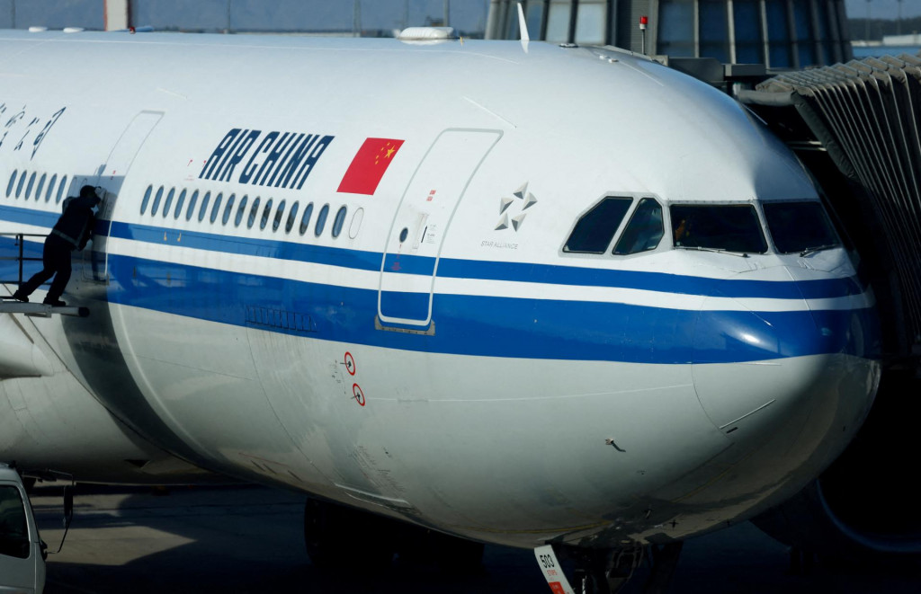 Air China chce k&uacute;piť 15 lietadiel A350-900, ktor&eacute; maj&uacute; dve uličky a s&uacute; vhodn&eacute; na diaľkov&eacute; trasy. FOTO: Reuters