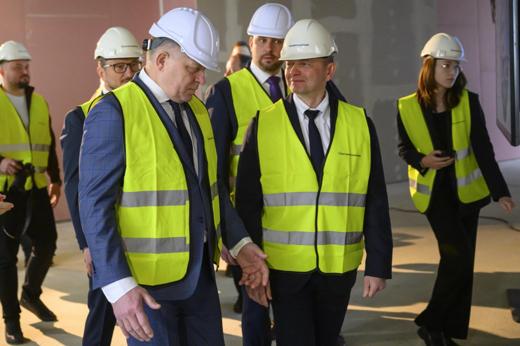 Premi&eacute;r Robert Fico (Smer-SD), spoluzakladateľ Penty Jaroslav Ha&scaron;č&aacute;k a vzadu minister zdravotn&iacute;ctva Kamil &Scaron;a&scaron;ko vo febru&aacute;ri 2026