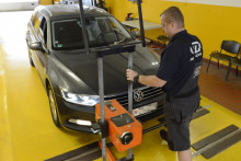 Osobn&eacute; motorov&eacute; vozidlo počas kontroly na stanici STK pri Prach&aacute;rni v Ko�iciach. Na sn&iacute;mke kontrola svetlometov regloskopom. Ko�ice 23. augusta 2019. FOTO TASR - Milan Kapusta
*** Local Caption *** stanica technickej kontroly svetlomet regloskop FOTO: Milan Kapusta
