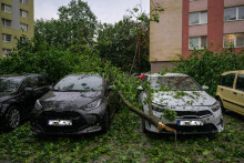 Po&scaron;koden&eacute; aut&aacute; po silnej b&uacute;rke v Pre&scaron;ove (1. j&uacute;la 2026). FOTO: TASR/Veronika Mihalikov&aacute;