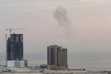 Dym st&uacute;pa po zachyten&iacute; dronu v Man&aacute;me v Bahrajne. FOTO: Reuters