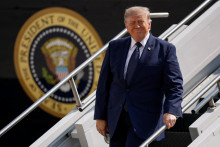U.S. President Donald Trump disembarks the new Qatari-gifted Air Force One, as he arrives at John F. Kennedy International Airport in New York City, U.S., July 17, 2026. REUTERS/Evan Vucci FOTO: Evan Vucci