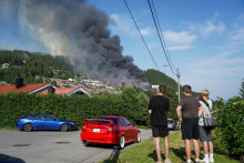 Dym st&uacute;pa z rozsiahleho požiaru, ktor&yacute; sa &scaron;&iacute;ril z rezidenčnej &scaron;tvrti Krokstadelva v n&oacute;rskom meste Drammen. FOTO: Reuters