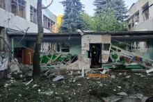 Po&scaron;koden&aacute; budova materskej &scaron;koly po &uacute;toku ukrajinsk&eacute;ho dronu, podľa region&aacute;lnych &uacute;radov v meste Elektrostal v Moskovskej oblasti v Rusku. FOTO: Reuters/Gubern&aacute;tor Moskovskej oblasti Andrej Vorobjov