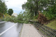 Mesto Humenn&eacute; zasiahla v sobotu popoludn&iacute; siln&aacute; b&uacute;rka sprev&aacute;dzan&aacute; krupobit&iacute;m, pr&iacute;valov&yacute;m dažďom a siln&yacute;m vetrom. FOTO: TASR/HaZZ