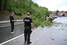 Mesto Humenn&eacute; zasiahla v sobotu popoludn&iacute; siln&aacute; b&uacute;rka sprev&aacute;dzan&aacute; krupobit&iacute;m, pr&iacute;valov&yacute;m dažďom a siln&yacute;m vetrom. FOTO: TASR/HaZZ