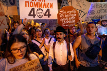 Ľudia protestuj&uacute; proti rozhodnutiu ukrajinsk&eacute;ho prezidenta Volodymyra Zelensk&eacute;ho nahradiť Mychajla Fedorova na poste ministra obrany. FOTO: Reuters